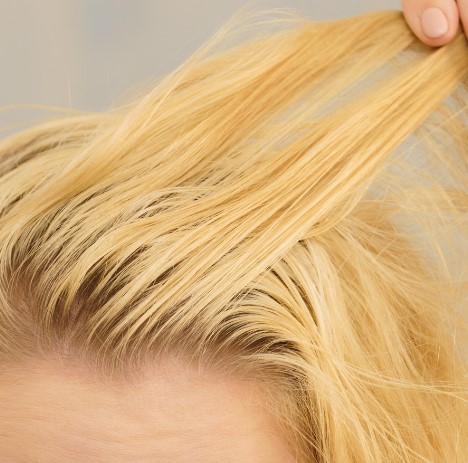¿Qué hacer si tienes el pelo graso?  ¿Qué provoca el cabello graso? ¿Cómo eliminar el exceso de grasa en el cabello?