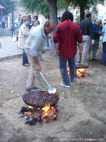 asando casta&ntilde;as asadas