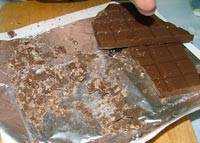 se parte el chocolate en trocitos pequeños