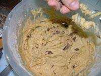echar los trozos de chocolate en la mezcla
