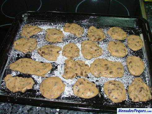 vamos haciendo las galletas de chocolate con las manos
