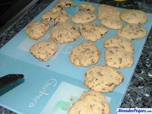 colocar las galletitas sobre una bandeja o similar para que se enfríen