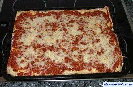 Pizza barbacoa con queso amarillo de gratinar