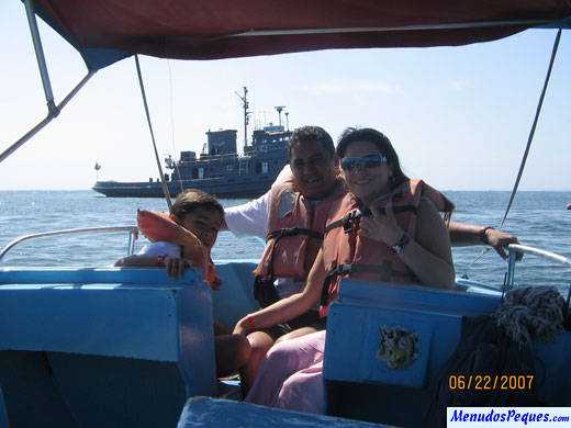 familia feliz de vacaciones por salinas