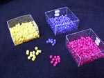 bisuteria, cuentas de colores y lentejuelas para hacer collar a mamá