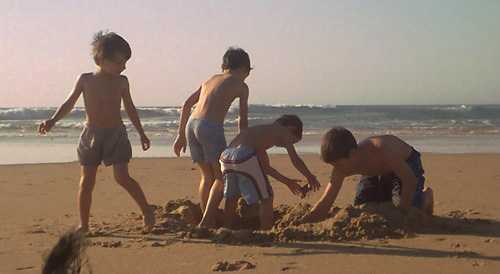 niños jugando en la playa