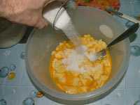 mezclando los huevos, la mantequilla, vainilla y el azúcar para hacer la masa de las galletas