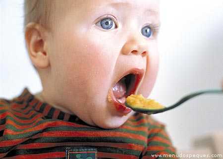 Imagen gratis bebe comiendo papilla