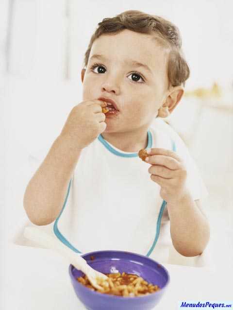 Imagen gratis bebe comiendo papilla
