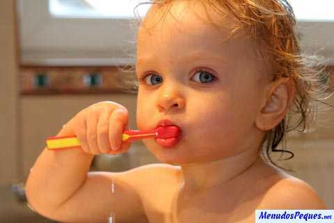 Imagen gratis bebe comiendo papilla