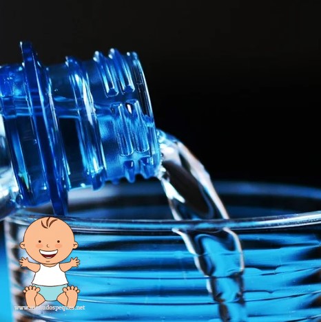 ¿Cuándo puedo darle agua al bebé? Se puede dar agua al bebé si hace calor, recién nacido, lactante