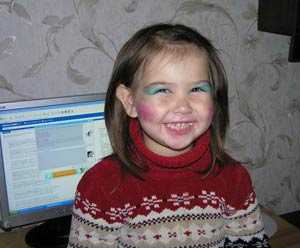 niña que adora la informatica, aprende de la informática y crece culturalmente