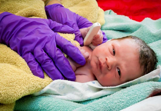 Primeros cuidados de un bebé recién nacido en la sala de partos