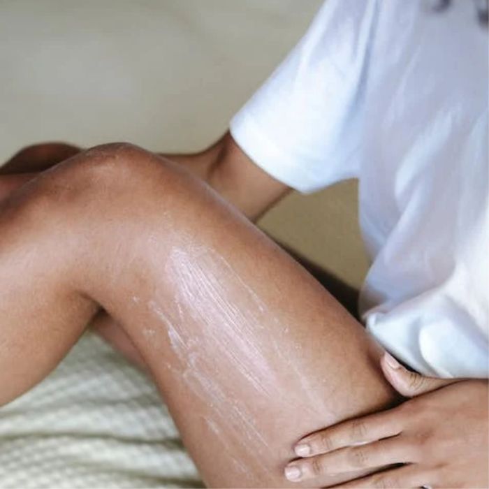 Codos y rodillas impecables: tips para una piel suave y bella