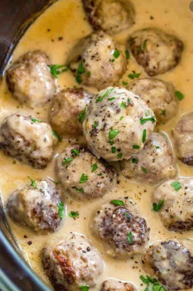 Receta keto, Albóndigas de Pollo, alcachofas y espinacas en salsa de queso