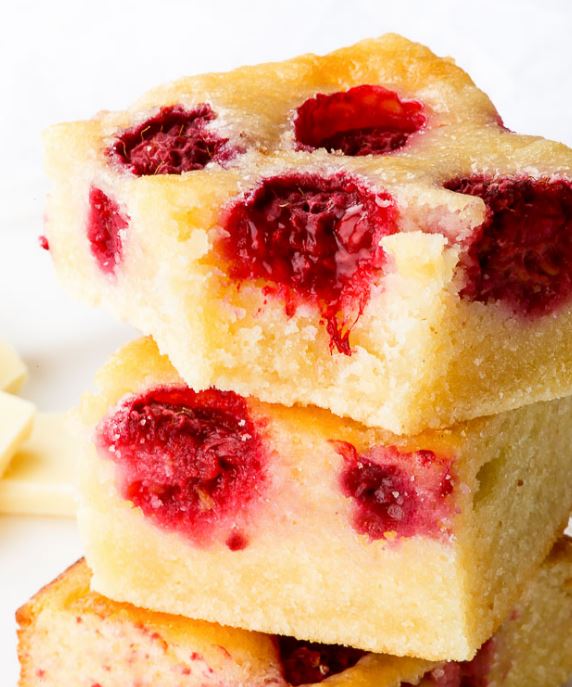 Blondies de chocolate blanco y arándanos