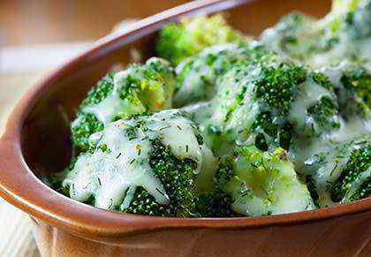 Receta para hacer Brócoli con almendras y salsa de queso