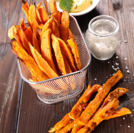 batatas fritas en air fryer, boniato frito en freidora de aire