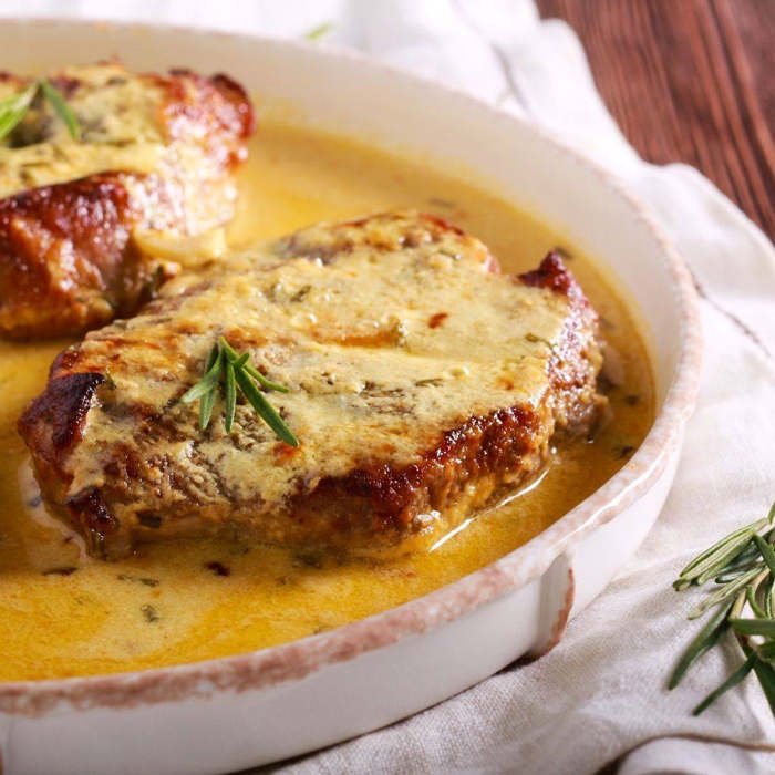 Chuletas de cerdo en salsa cremosa de espinacas y ajo