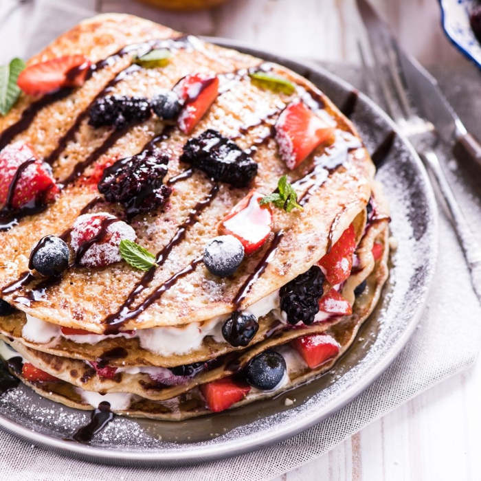 panqueques de frutas y chocolate, pancakes