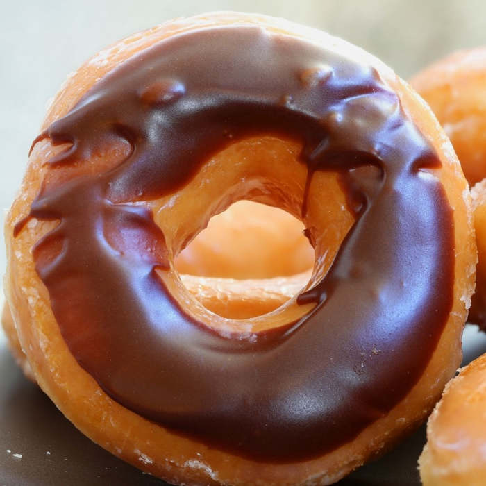 Donuts glaseados con chocolate Keto bajo en carbohidratos, sin gluten, recetas keto, recetas paleo, recetas realfood, postres saludables