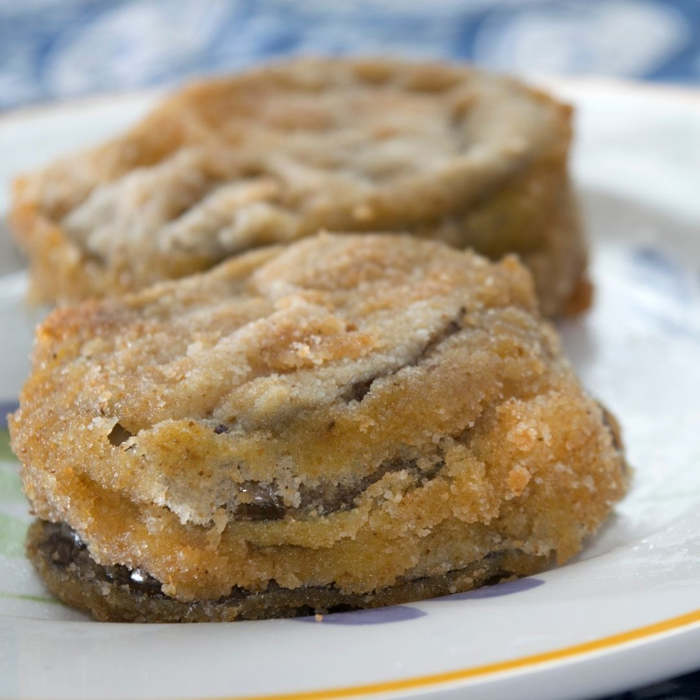 Escalopes de berenjena rellenos de jamón y queso fritos o al horno