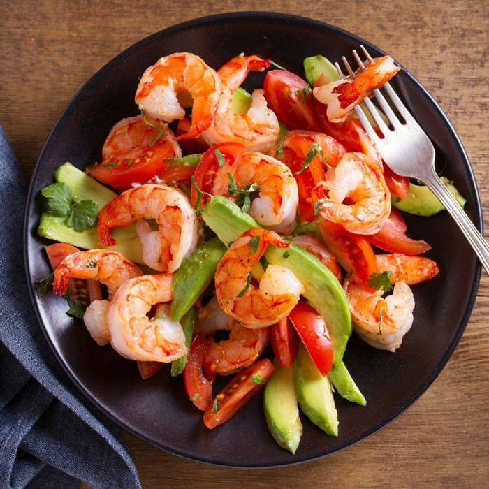 Receta para hacer Ensalada fácil de gambas y aguacate con tomates keto