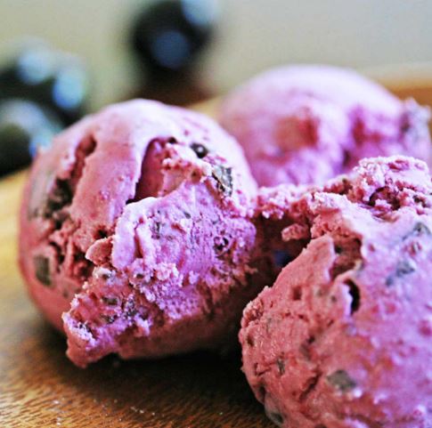 helado de cerezas y chocolate vegano