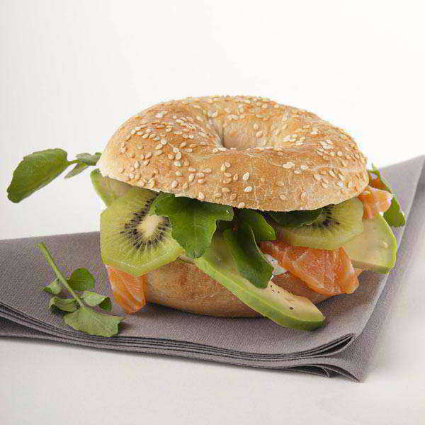 Bocadillo de kiwi Zespri Green con aguacate y atún ahumado