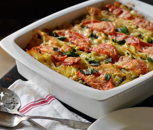 Macarrones con brócoli y salsa de tomate y queso