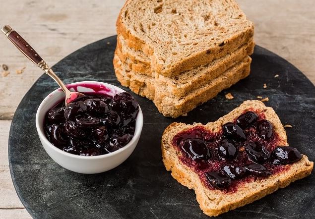 Mermelada de cerezas y avellanas