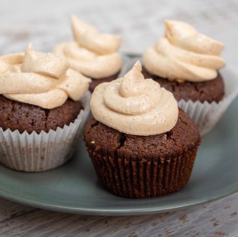 Receta para hacer Muffins de chocolate con mousse de crema de cacahuete