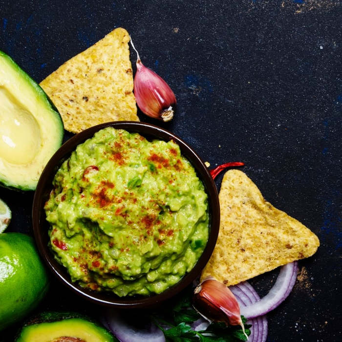 nachos caseros con guacamole, chips de maíz caseros