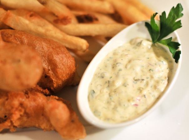 Nuggets de pescado, salsa tártara casera