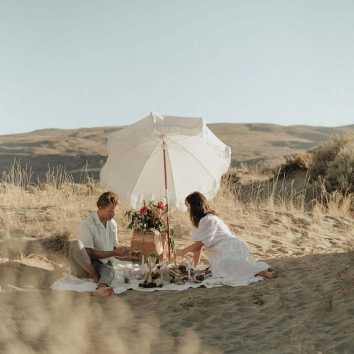 Pareja de picnic en la playa, recetas para picnic, qué llevar a un picnic