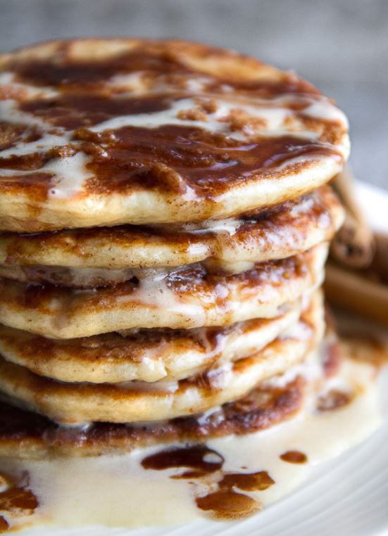 Panqueques de rollo de canela bajos en carbohidratos, keto