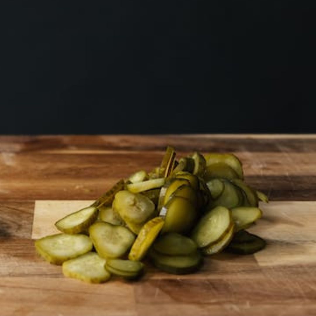 pepinillos rebozados en air fryer, pepinillos en vinagre fritos en freidora de aire, keto, low carb