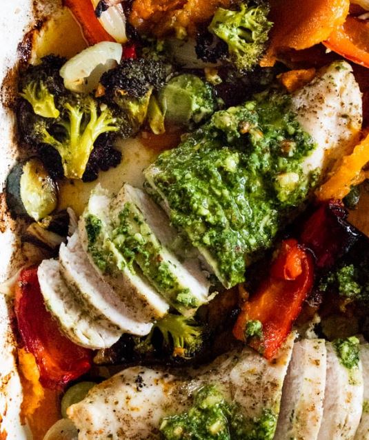 Pollo con verduras y pesto