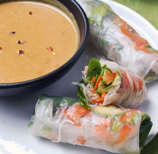 Rollitos de primavera tailandeses de pollo con salsa picante de maní