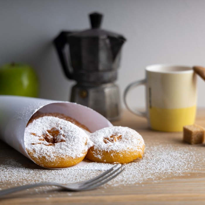 Buñuelos o rosquillas de manzana y mascarpone