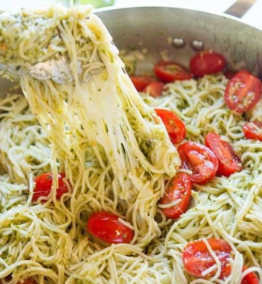 Pasta de tomate, queso y pesto