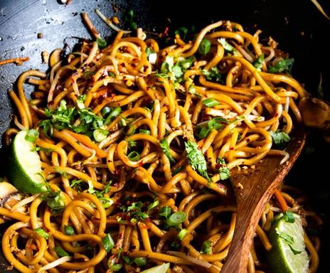 Salteado de vegetales con fideos