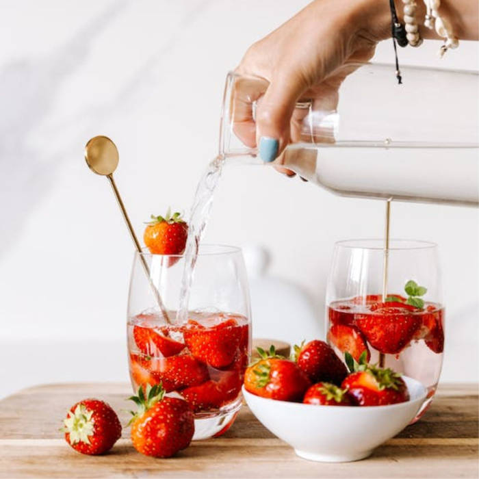 Recetas refrescantes de aguas saborizadas para el verano