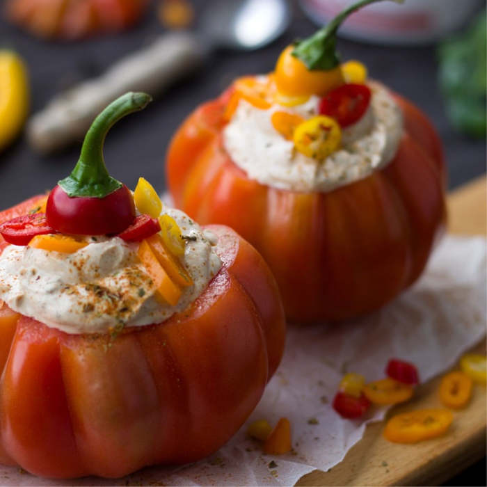 Cocina con los niños: Tomates rellenos de atún y huevo y queso de cabra y jamón serrano