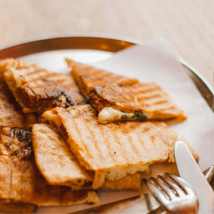 Cocinar con niños: una actividad educativa y saludable con la receta de rollitos de tortilla