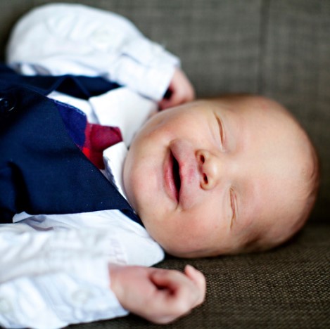 ¿Por qué los bebés sonríen mientras duermen?