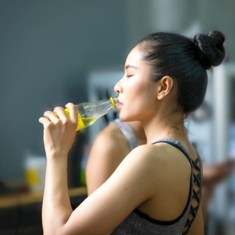 ¿Puede una mujer embarazada tomar bebidas energéticas? monster, redbull embarazo