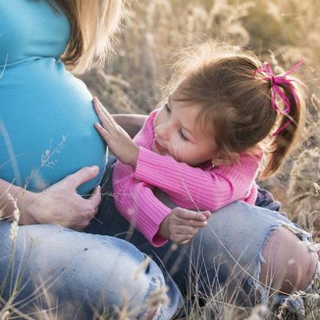 ¿Es seguro llevar a un niño en brazos durante el embarazo?