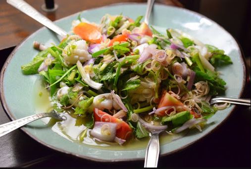 Calamares a la parrilla con ensalada de mango verde