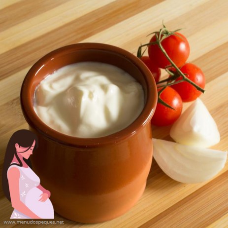 ¿Puede una mujer embarazada tomar Crema agria? Embarazo nata agria